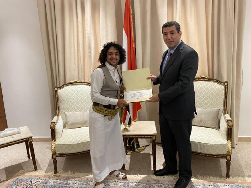شاهد بالصور تكريم رسمي للمشهور ملاطف حميدي بعد مشاركته بافتتاح كأس العالم في قطر