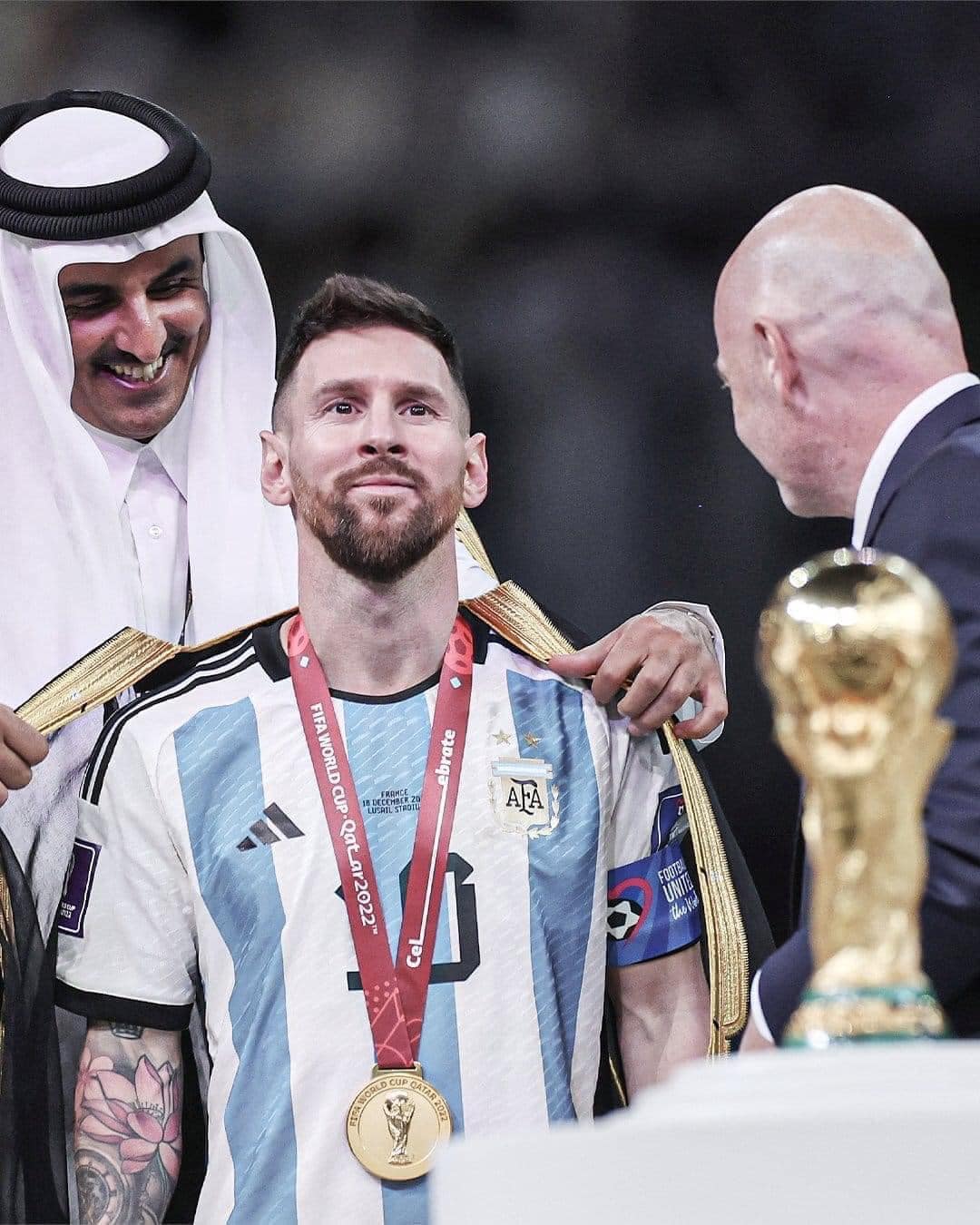 لن تصدق من هي الدولة التي صنعت البشت الذي ألبسه أمير قطر لميسي؟
