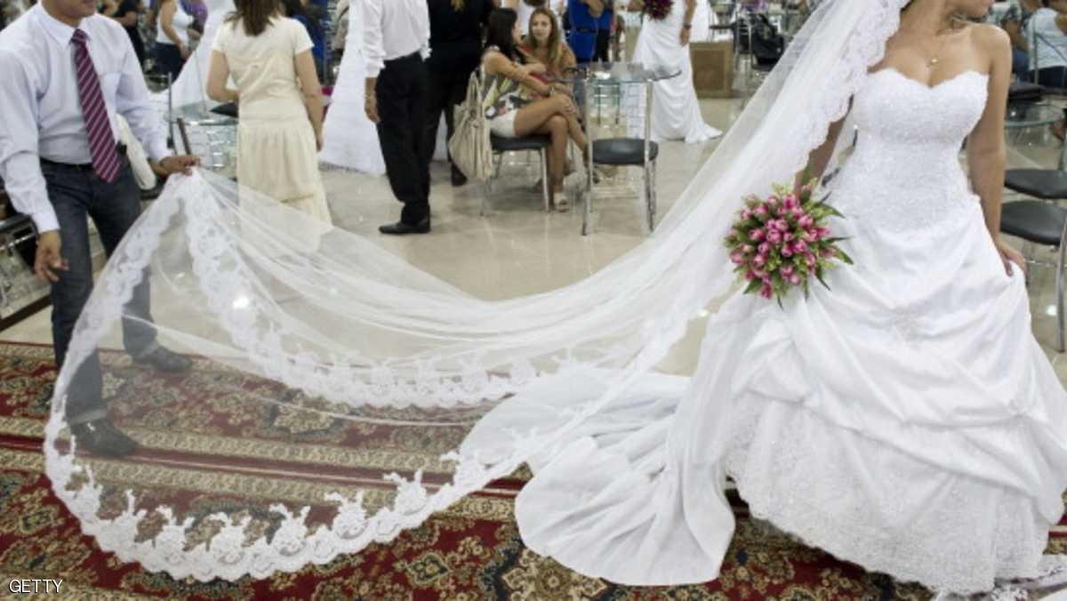 عروس تصدم الجميع وتطلب الطلاق وسط حفل الزفاف .. والمفاجأة الكبرى في رد فعل العريس؟