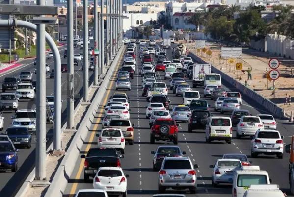 الإمارات تحدد الجنسيات التي يسمح لها بقيادة السيارة بداخلها برخصة بلادهم