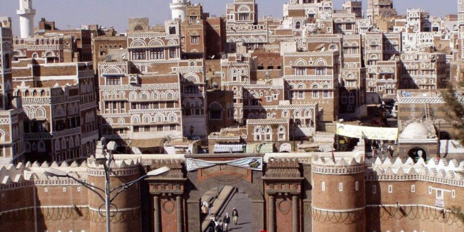 شاهد طفل يمني يحدث ضجة بين المواطنين في أحد أسواق صنعاء.. ما قام به يفوق دهاء الثعالب وذكاء الذئاب