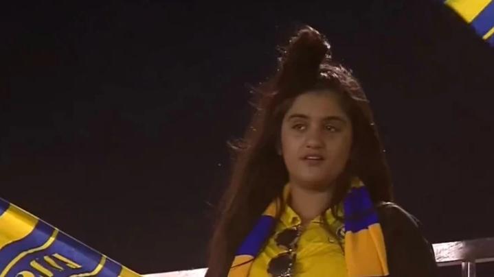تزوجني انا اجمل من جورجينا..شاهد مشجعة سعودية نصراوية تطلب الزواج من رونالدو والمفاجأه في رد فعل الدون