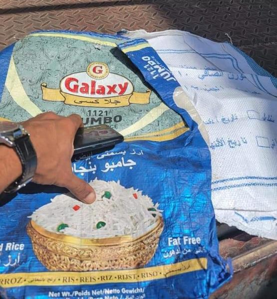 شاهد بالصور.. لن تصدق ماذا وجدوا في مستودع تاجر يمني بعد مداهمته
