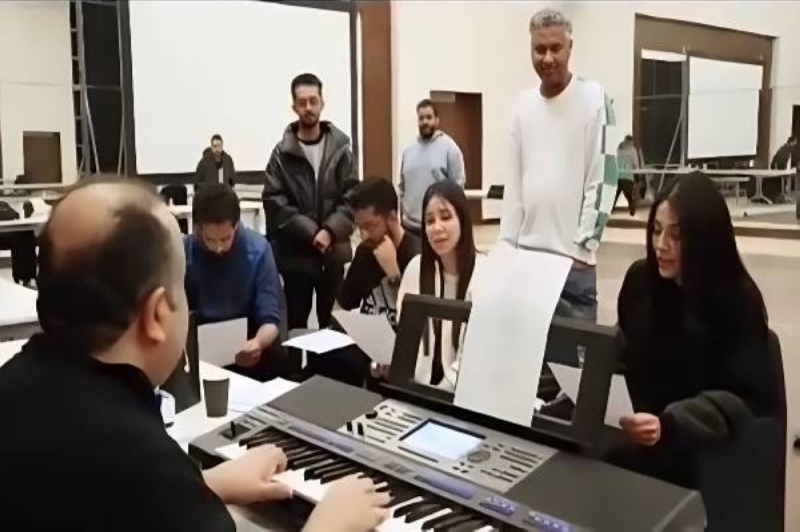 أمير سعودي يعزف البيانو وفنانة سعودية تغني وتثير مواقع التواصل الاجتماعي..شاهد