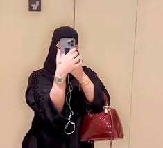 شاهد طبيبة سعودية  خطفت الأنظار بأول ظهور لها وأمير أردني يعرض عليها مليون دولار للزواج منها
