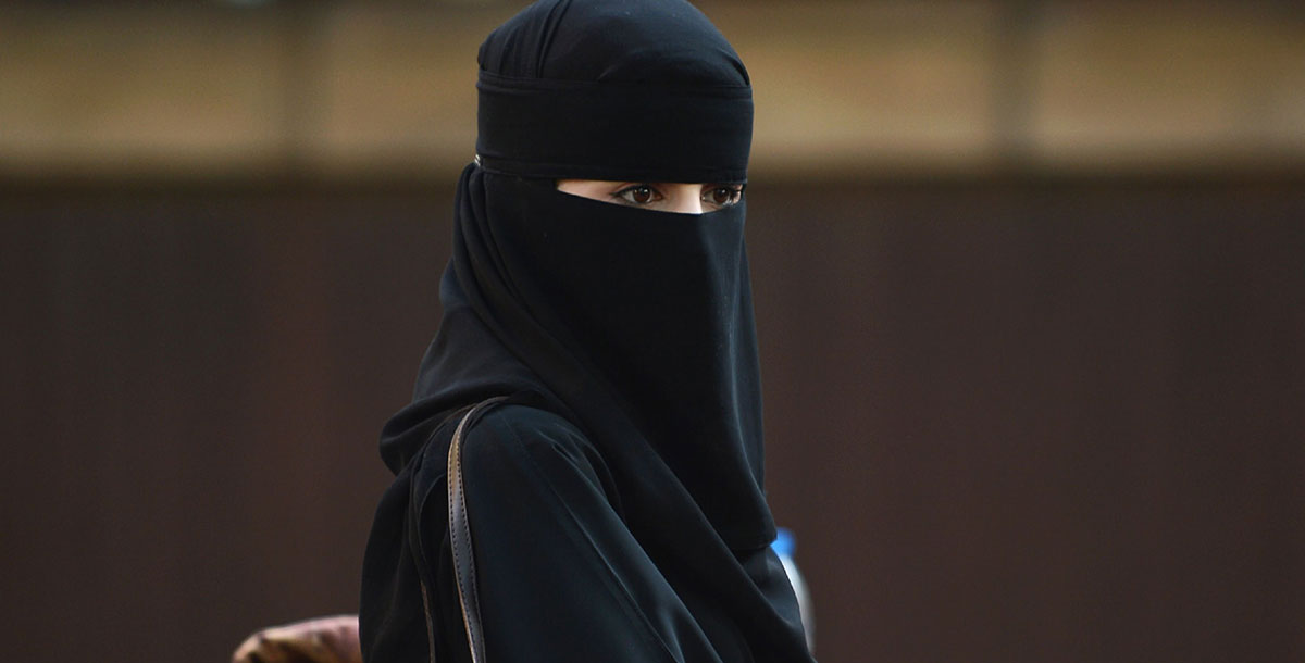 شابة سعوديةجميلة رفضت الزواج براً لوالدتها المريضة...وبعد أن بلغ عمرها 50 عاماً حدثت الصدمة
