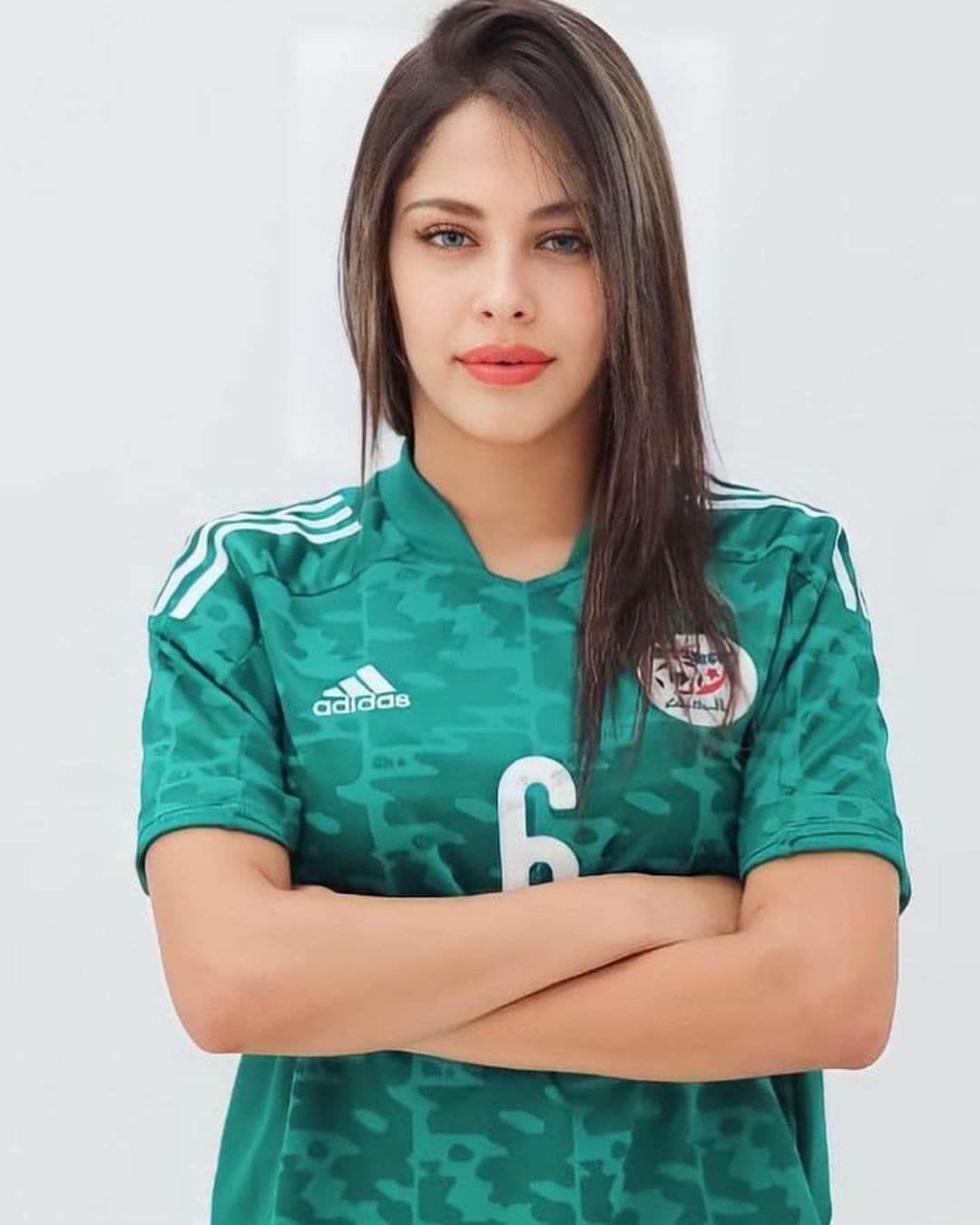 يلاحقها الشباب لأخذ صورة معها..لاعبة الأهلي السعودي تخطف الأنظار بجمالها الرباني!! شاهد الصور