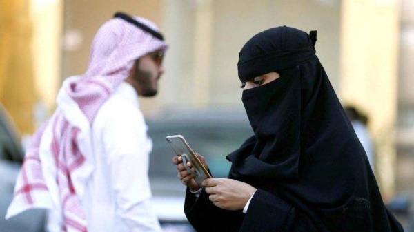 سعودية تطلب الطلاق من زوجها بسبب ما رأته في منزل صديقتها .. صادم!