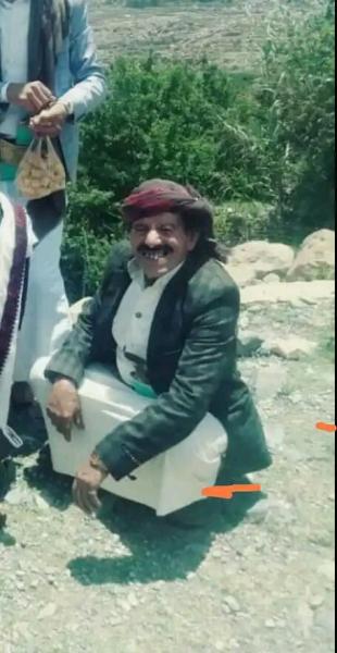 اليمن : تاجر حطب ينقل جذع شجرة من الجوف إلى عمران وحينما حاول تكسيره حدثت الكارثة .. (صورة)