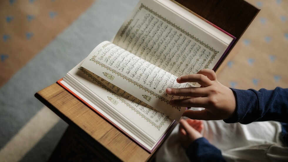 من هو الأمير السعودي الذي استلم نسخة من القرآن الكريم بلغة برايل ؟