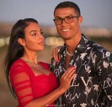 من هو المصور اليمني الذي التقط صورة تاريخية لرونالدو مع زوجته جورجينا وحصدت على أكثر من 36 مليون مشاهدة ؟