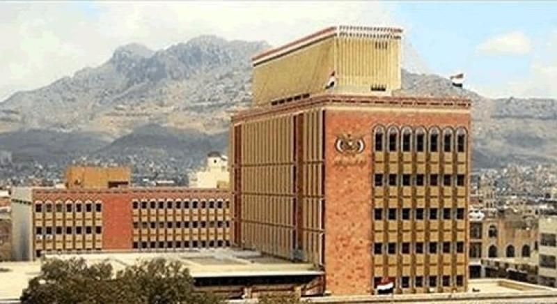 اليمن : العليمي ينفذ خطوة إقتصادية حاسمة تثير جنون قيادات البنك المركزي بصنعاء