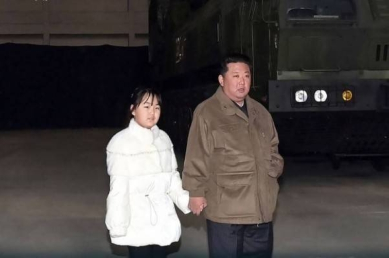 تفاصيل مفاجئة عن سر ظهور ابنة زعيم كوريا الشمالية مع والدها خلال إطلاق صاروخ باليستي جديد