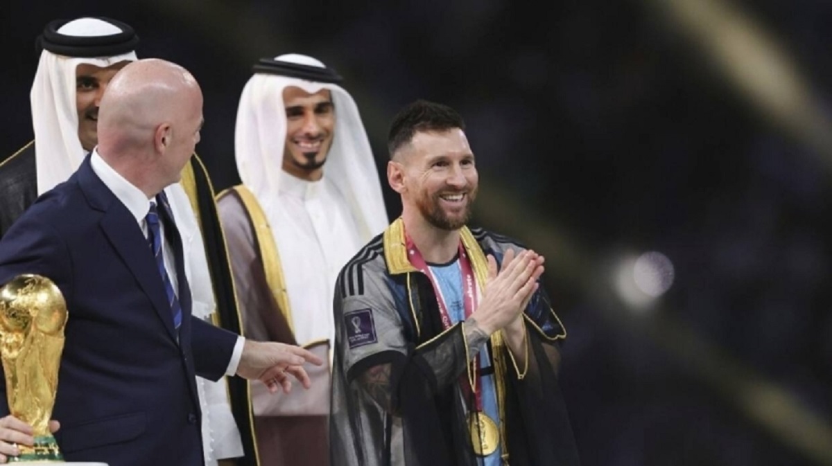 مفاجأة غير متوقعة .. الكشف عن السعر الحقيقي لـ « بشت» ميسي لحظة التتويج بكأس العالم قطر!!.. لايخطر على بال