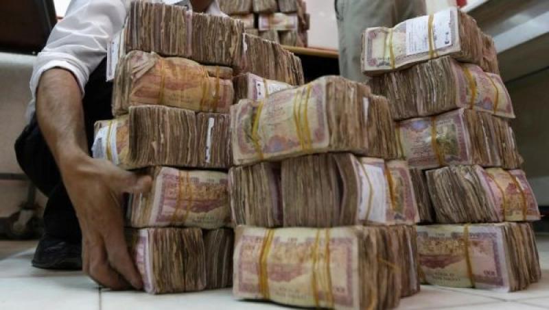فضيحه مدوية..ضبط مشرف حوثي قبيل فراره بملايين من فئة 100 ريال القديمة..تفاصيل صادمه