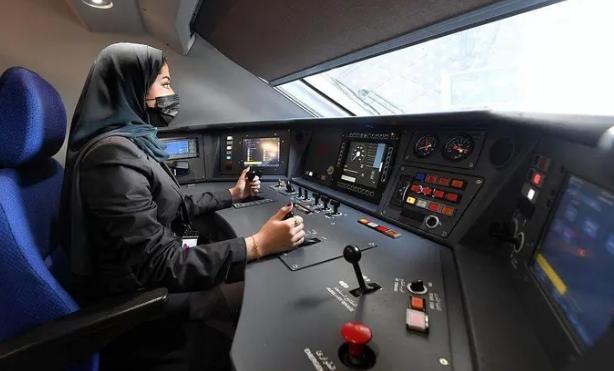 المرأة تقود القطارات في المملكة .. السعودية تؤهل 32 سيدة لقيادة قطار الحرمين السريع