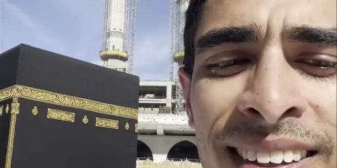 شاهد فيديو يشعل مواقع التواصل.. شاب يغني لـ«أم كلثوم» أمام الكعبة بالسعودية