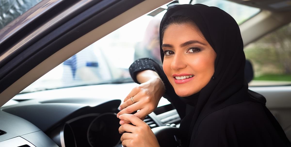 شاهد أول فتاة سعودية تحتكر عمل الرجال وتعمل في محلات تأجير السيارات تثير إعجاب النشطاء (صور)