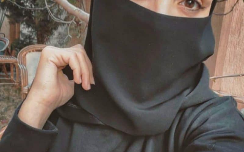 سعودية تفتح جوال أخوها لتكتشف فعل صادم بينه وبين ابن عمها.. ردة فعله مفاجئة؟
