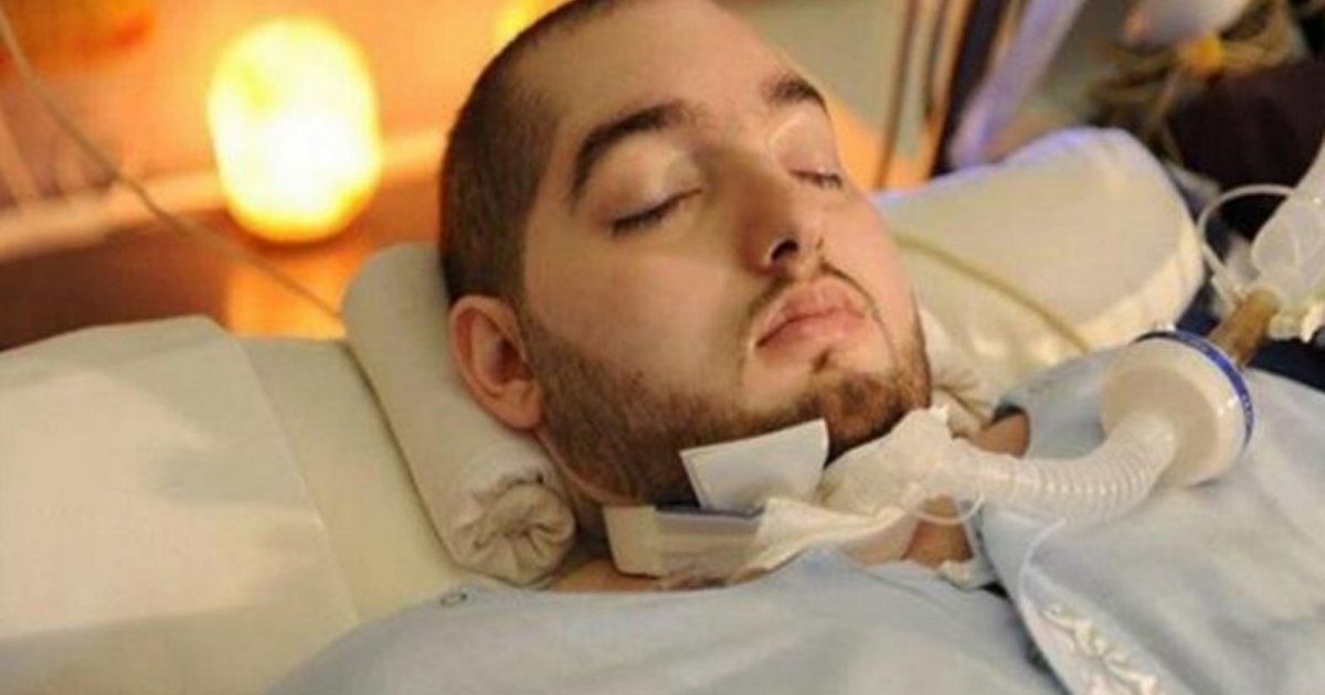 وسامته خطفت الانظار..شاهد صورة نادرة للأميرالسعودي النائم قبل دخوله في غيبوبة منذ 18 عاماً