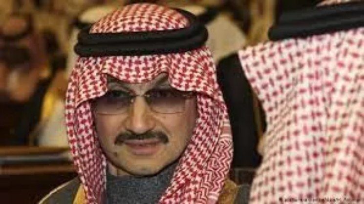 الأمير السعودي الوليد بن طلال يقابل عامل يمني بسيط ويمنحه مرتب مالي كبير !