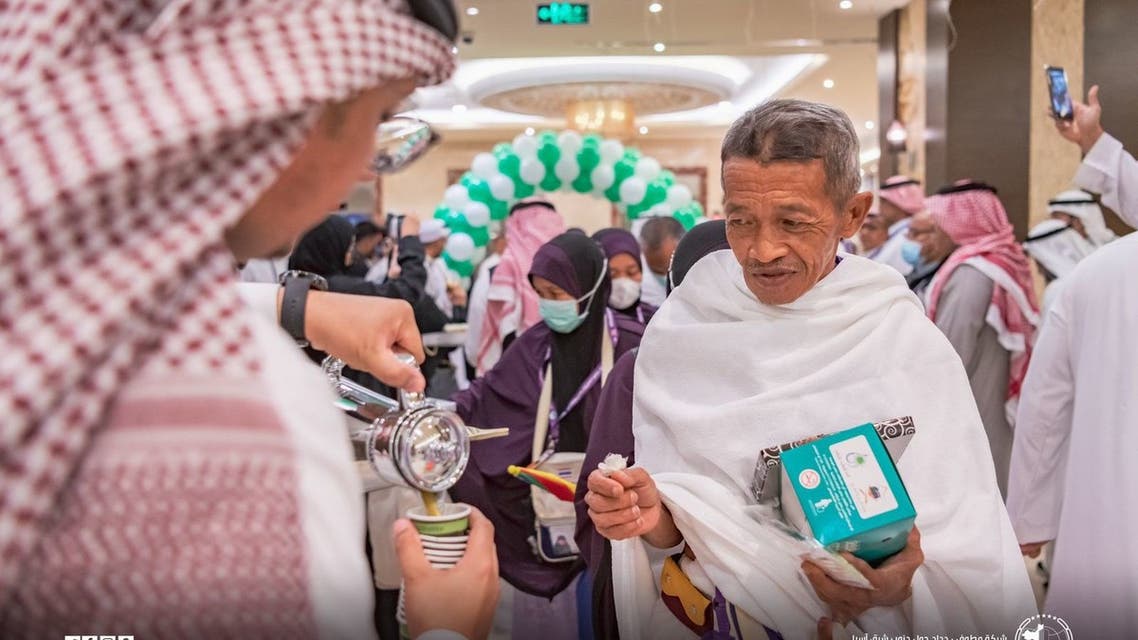 شاهد : كيف استقبل السعوديين  حجاج الخارج بالقهوة و باقات الورود