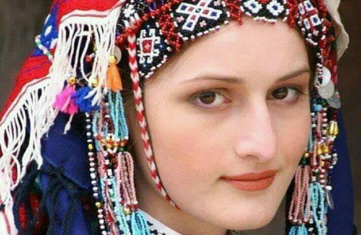  أغرب قبيلة على وجه الأرض .. نساؤها كأنهن حوريات والفتاة تخطب زوجها وتجمع بين رجلين معـاً.. ما يفعلونه بالمراهقات امر عجيب لا يصدقه عقل !