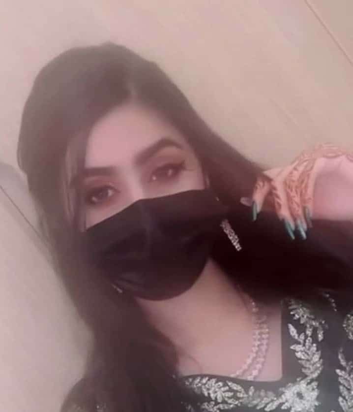 شاهد شابة سعودية لم تتمالك نفسها أمام وسامة شاب جميل يعمل في محل لبيع العطور.. ما طبت منه أمر غريب !