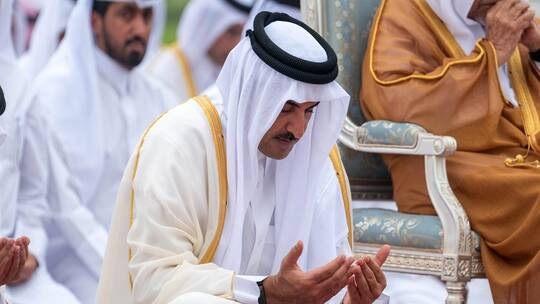 خادم الحرمين الشريفين وولي عهده يعزيان الأمير القطري