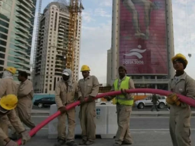 قطر ترحل عمالا وافدين بسبب تنظيمهم احتجاجات لعدم دفع أجورهم 