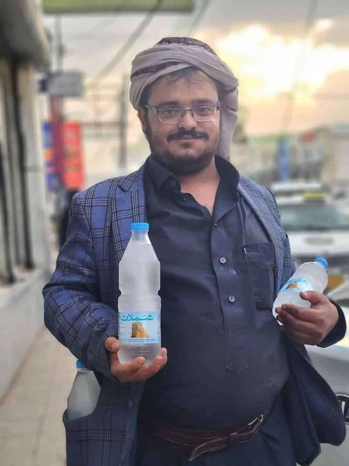  بائع ماء يمني يشعل مواقع التواصل الاجتماعي شاهد ما القصة؟