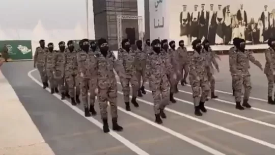 جميلات السعودية يشعلن مواقع التواصل في اليوم الوطني  بعرض عسكري جريء
