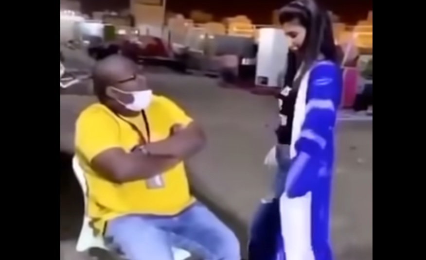 فنانة ترقص في الشارع