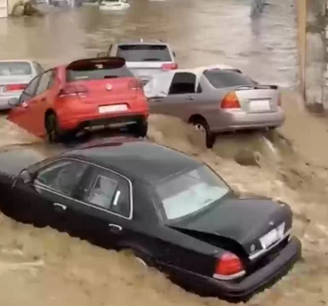 السعودية : امطار غزيرة على مكة المكرمة وسيول تجرف شوارعها والدفاع المدني يطلق تحذيرات شديدة