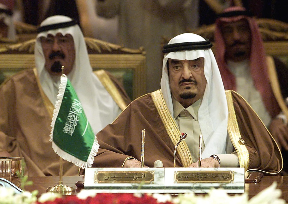 تنشر لأول مرة..  صورة جديدة ونادرة للملك السعودي فهد وبحضنه ابنة الملك سلمان الاميرة حصة 