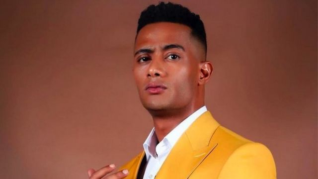 بعد أن تجرأ على إهانة نور الشريف وعادل إمام..شاهد صحفي بارز يضرب محمد رمضان في وجهه بالمايك
