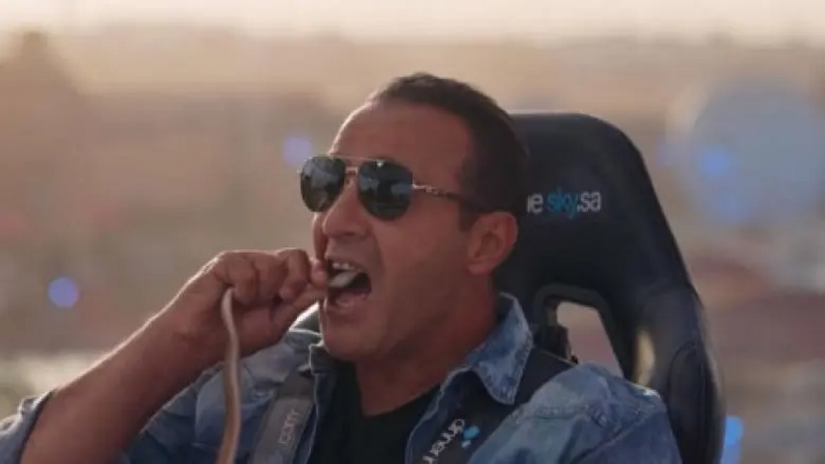 أحمد السقا يأكل الثعبان