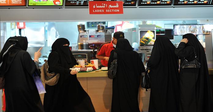 اشهر المطاعم في المملكة يمنع دخول النساء بالحجاب و يتسبب بغضب كبير  اوساط السعوديين