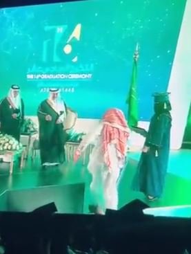 أمير سعودي  يحقق ما طلبته منه إحدى الخريجات على منصة التكريم فوراً .. فماذا طلبت ؟  
