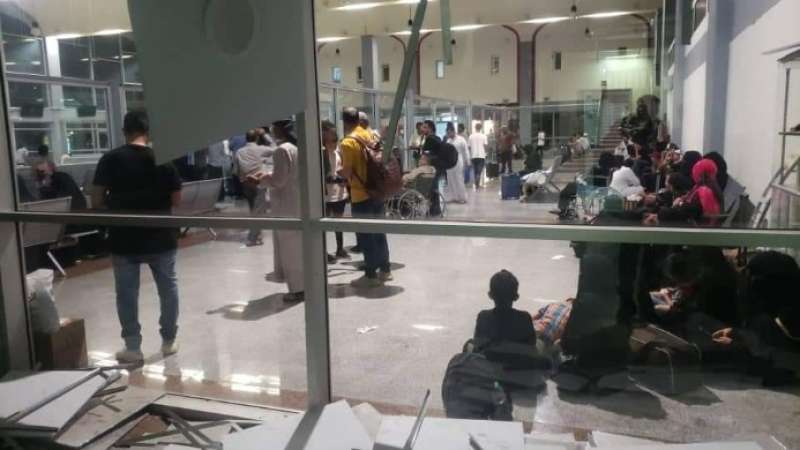 سقوط الواجهة الزجاجية لمطار عدن ووقوع جرحى بينهم نساء وأطفال 