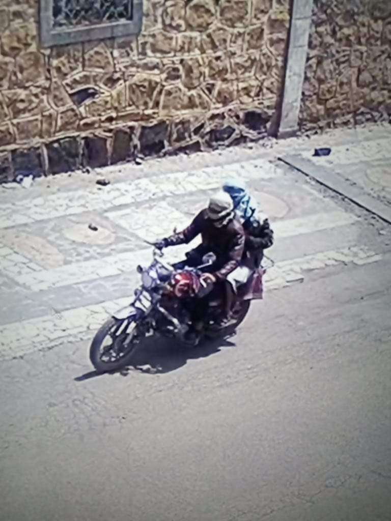 شاهد بالصورة يظهر فيها الملثمان أثناء إغتيال الموظف الأممي في محافظة تعز اليمنية 