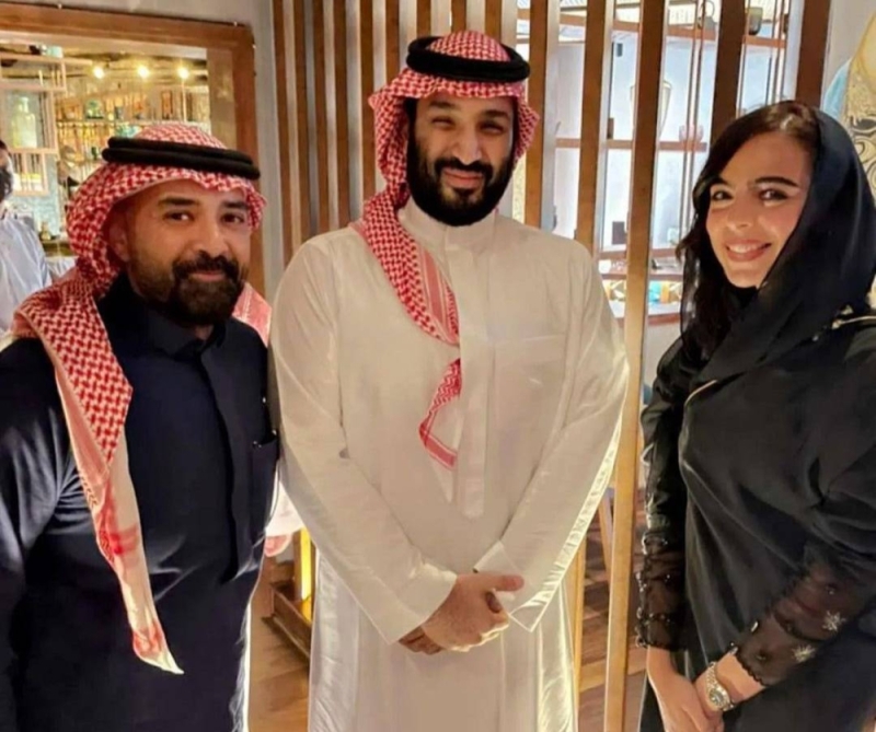 شاهد أحدث ظهور لولي العهد السعودي في مطعم بجدة ومواطنون يلتقطون صوراً معه