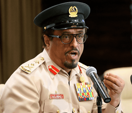 شاب يمني يعترض ضاحي خلفان ويشتمه في شارع بألمانيا.. لن تتوقع ردة فعل الأخير!
