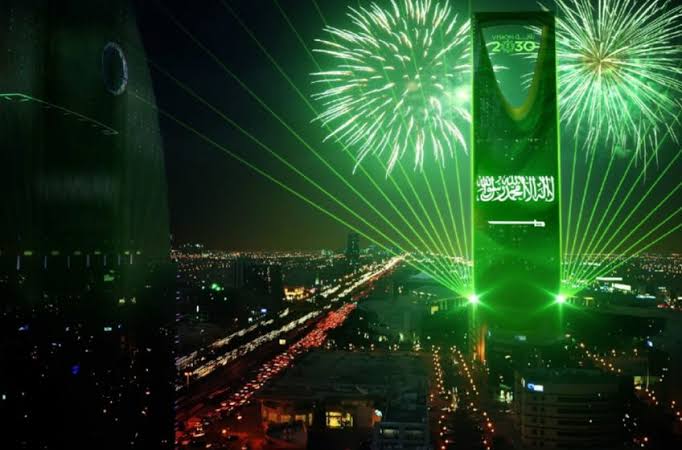 مفاجأة غير متوقعة في اليوم الوطني السعودي... ظهور تمثال ضخم للأمير محمد بن سلمان..  شاهد