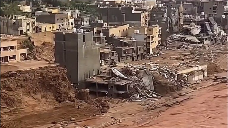 إنقاذ طفلتين بعد قضائهما أسبوعاً تحت الركام في درنة والتكبيرات تعم المكان !