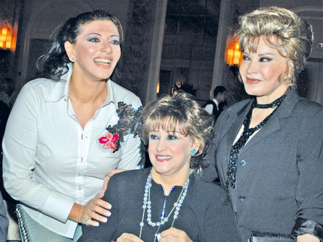 صورة تجمع الفنانة وردة وصفيه العمري وهالة صدقي