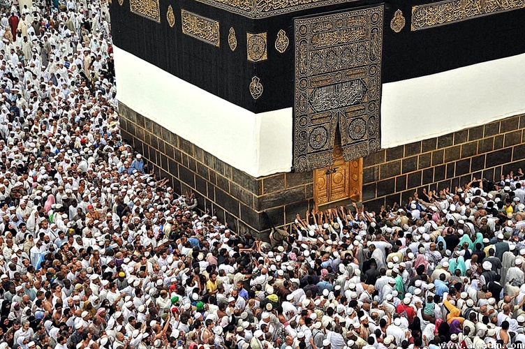 إطلالة من جوار الكعبة لعارض ازياء سعودي يصدم الجميع وهو يؤدي مناسك العمرة .. صورة