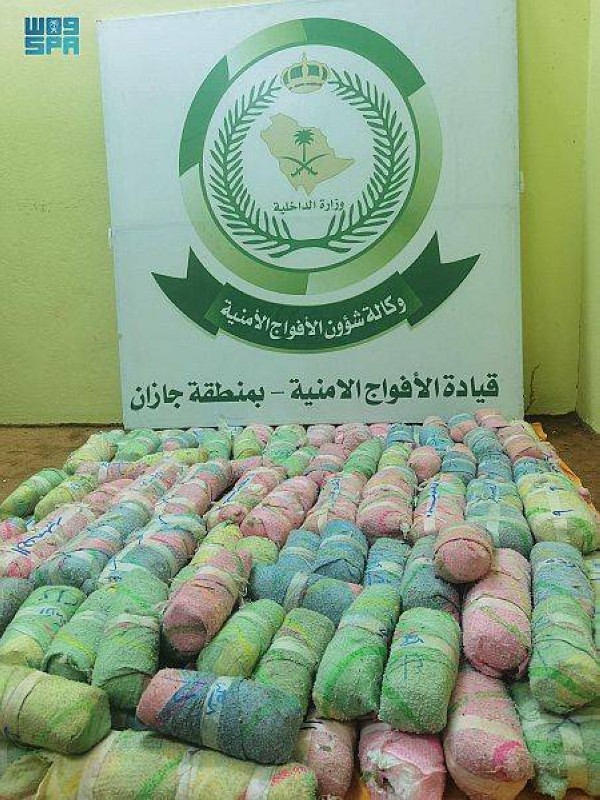 بسبب القات .. شاهد مواطن سعودي يجازف بحريته حتى يصل به لمنطقة سعودية!