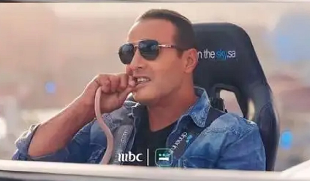 أحمد السقا يأكل الثعبان