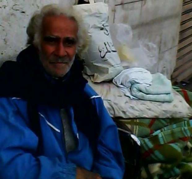 صدمة كبرى : من أشهر فنان الى متسول..  شاهد أول صور وهو يأكل من القمامة ويفترش أرض الشارع للنوم 
